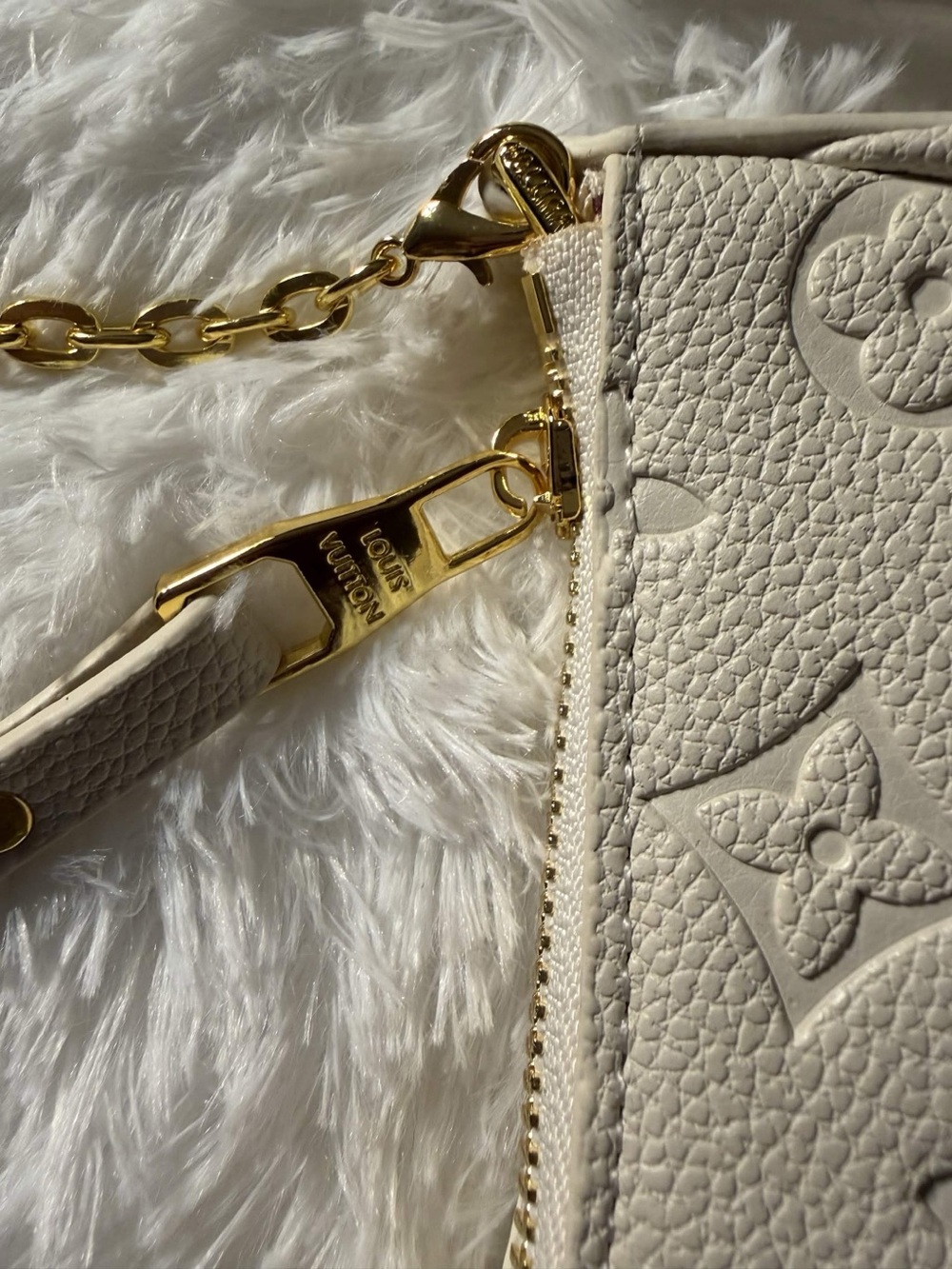 ✨Louis Vuitton Easy Pouch On Strap Monogram Mini Shoulder Bag with Gold Chain✨ - Picture 3 of 4